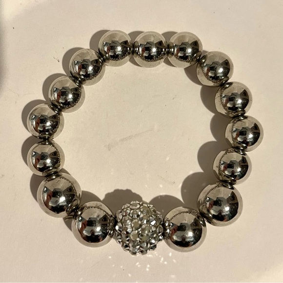 Pre-Owned Women’s Large Silver Toned Beaded Costume Jewelry Bracelet - Picture 2 of 2